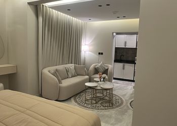 استديو بسرير ماستر وجلسة مريحة 
