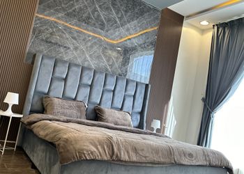 شاليه بجلسة خارجية على مسطح اخضر