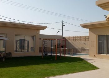 شاليه بمسطح اخضر وجلسة خارجية 
