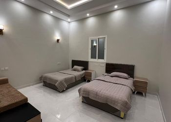 شاليه بمسبح خارجي ومسطح اخضر
