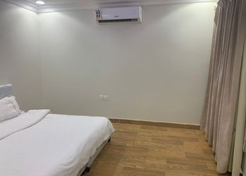 شاليه بجلسه خارجيه ومسطح اخضر 