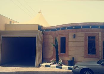 شاليه بمسبح داخلي مطل على الصالة