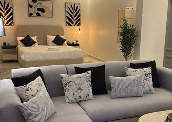 استديو بأثاث مريح وبسيط 