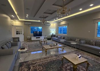 استراحة بمسبح داخلي وجلسة خارجية 