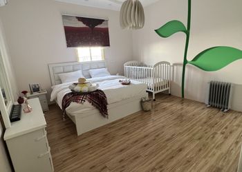 شاليه بمسطح اخضر وجلسة 