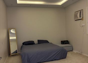 استديو بأثاث مريح وبسيط 