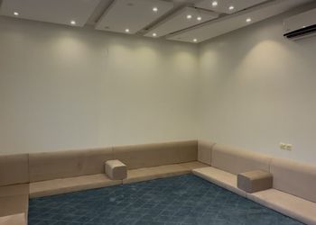 شالية بجلسة خارجية مطلة على المسبح