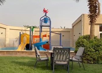 شاليه بمسبح العاب مائية وجلسة 