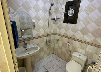 شقة بغرفة معيشة وغرفتين نوم