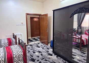شقة بغرفتين نوم وصالة ومجلس