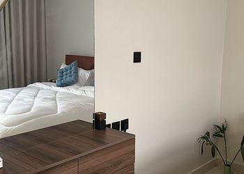 استديو بأثاث مريح وبسيط 