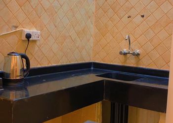 شاليه بمسبح ومسطح اخضر 