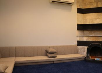 استراحة بمسطح اخضر ومسبح داخلي 