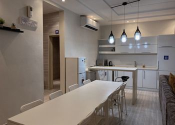 شاليه بجلسة خارجية ومسطح اخضر