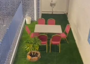 استراحة بإطلالة على مسبح وجبل