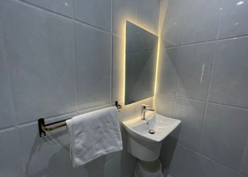 شقة بصالة أنيقة وثلاث غرف نوم