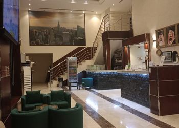 شقة بصالة مريحة وغرفة نوم 