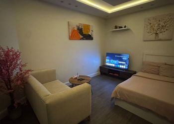 استديو بسرير ماستر وجلسة مريحة 