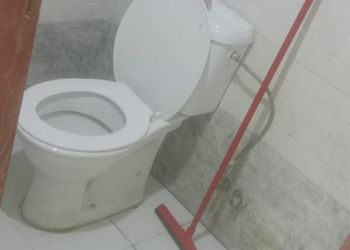 غرفة بسرير مريح وأثاث بسيط