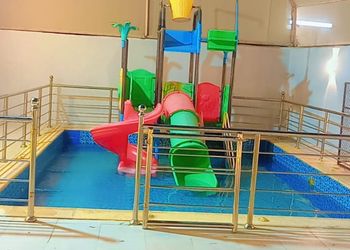 شاليه بجلسة مطلة على مسبح 