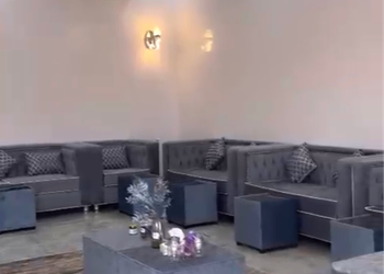 شاليه بجلسة خارجية على المسبح 