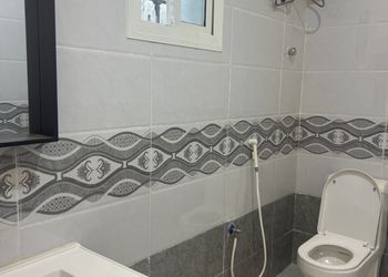  شاليه بمسطح اخضر و مسبح.