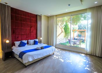 شاليه بمسطح اخضر وجلسة خارجية