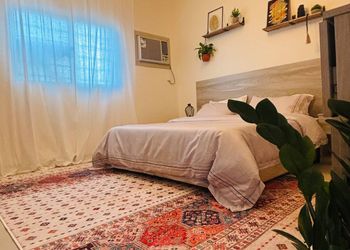 استديو بأثاث مريح وبسيط 