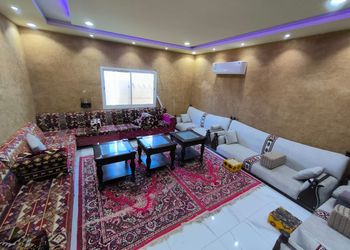 مزرعة بمسطح اخضر وبيت شعر