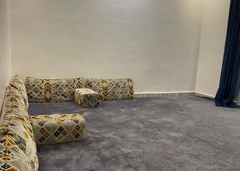 شاليه بجلسة خارجية و مسطح اخضر