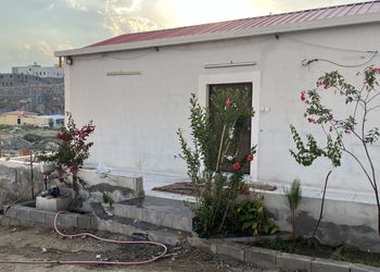 استراحة بصالة جلوس وفناء خارجي