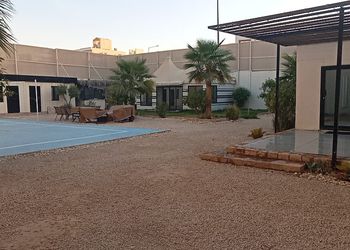 استراحة بجلسة وملعب كورة طائرة 