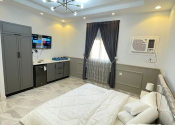 غرفة بسرير ماستر