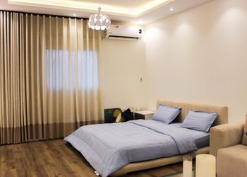استديو بأثاث مريح وبسيط 