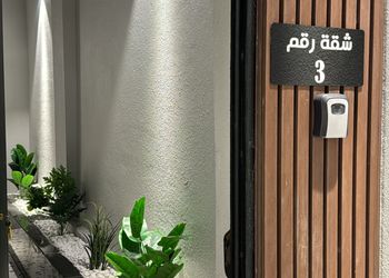 استديو بجلسة خارجية ودخول ذاتي