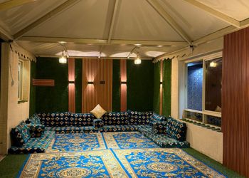 استراحة بمسطح اخضر ومجالس