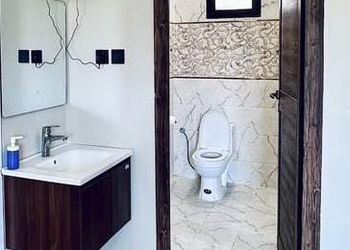 شاليه بمسبح خارجي ومسطح اخضر