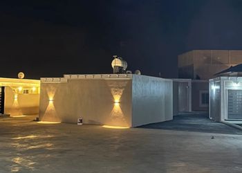 شقة بصالة جلوس وغرفتين نوم 