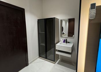 استديو بسرير مريح وتصميم هادئ 