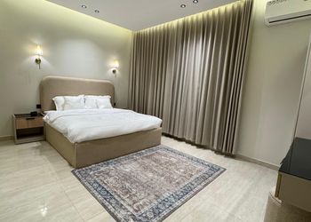 شقة بصالة أنيقة ودخول ذاتي