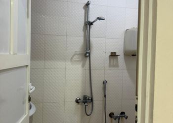 شقة بأربع غرف نوم 