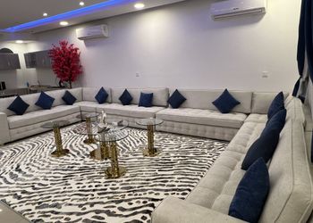 شاليه بصالة مطلة على المسبح