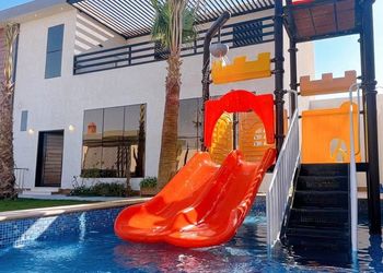 شاليه بمسطح اخضر ومسبح 