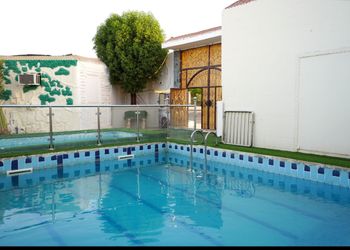 استراحة بمسطح اخضر وجلسه خارجيه