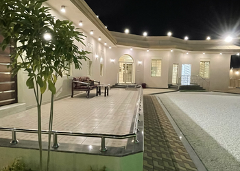 استراحة بجلسة مطلة على المسبح 