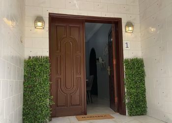 شقة بصالة جلوس وغرفتين نوم 