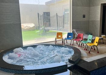 شاليه بمسطح اخضر وجلسة خارجية 