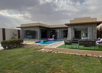 شاليه بجلسة خارجية ومسبح 