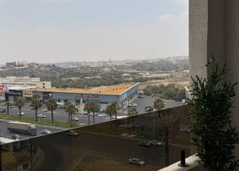 شقة بصالة أنيقة وثلاث غرف نوم 
