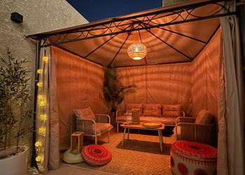 شقة بصالة وثلاث غرف نوم